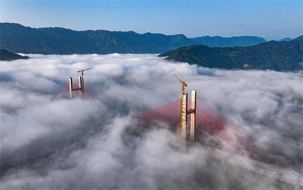 贵州剑河:南孟溪特大桥 朝霞云雾美如画