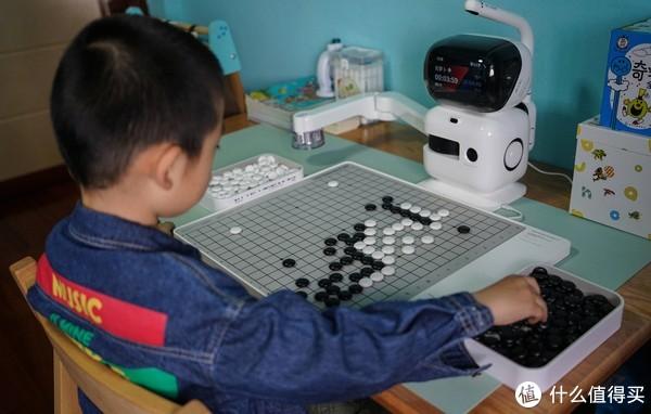 让孩子爱上围棋？试试元萝卜下棋机器人，开启智慧与艺术的探索之旅！