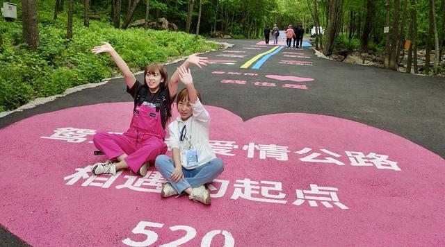 彩绘公路,侏罗纪恐龙园……鸳鸯峰景区又整新活