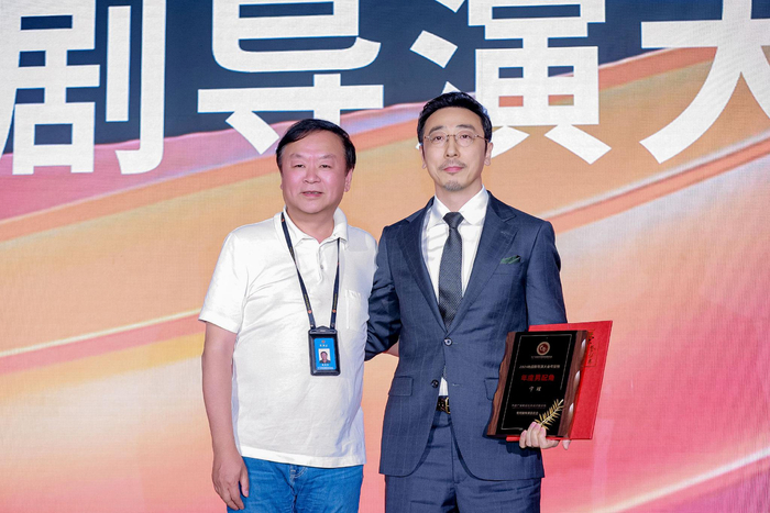 宁理（右）获得“2024电视剧导演大会 年度男配角”，与颁奖嘉宾高希希合影。主办方供图