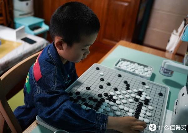 让孩子爱上围棋？试试元萝卜下棋机器人，开启智慧与艺术的探索之旅！