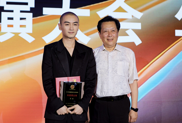 陈晓（左）获得“2024电视剧导演大会 年度男主角”，与颁奖嘉宾唐国强合影。主办方供图