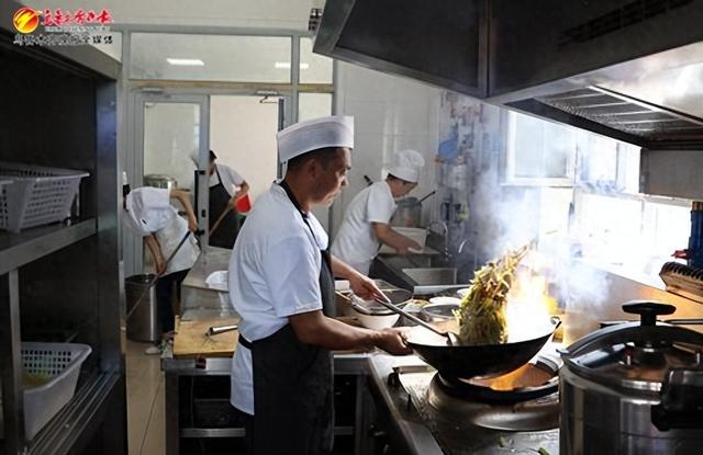 　　5月28日，在高新区（新市区）南纬路街道北纬一路社区的邻里幸福“食”光食堂，工作人员正在准备午餐。记者石磊摄