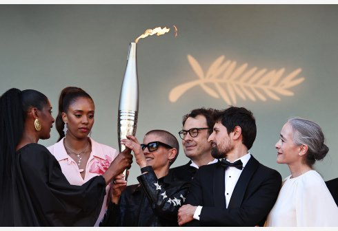 巴黎奥运会火炬在戛纳电影节红毯上传递。