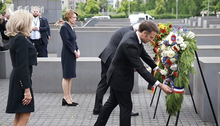 马克龙和德国总统施泰因迈尔当地时间27日在柏林参观欧洲被害犹太人
