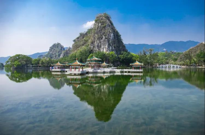 从肇庆站下车,马路对面便是波海公园,波光粼粼的湖面配上开得灿烂的