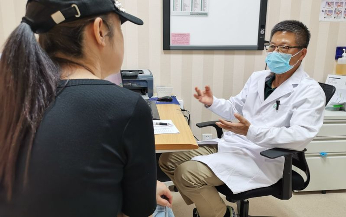 张鹏给患者解答疑问。新京报记者 戴轩 摄