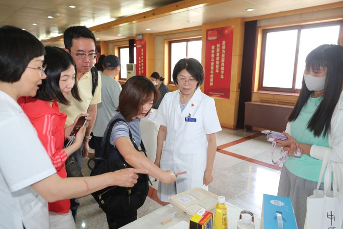 北京妇产医院举行营养周活动，李光辉为市民提供咨询。受访者供图