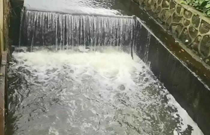 2024年4月26日，督察组暗查发现，长沙市南托港片区采取河道截污方式收集污水（图片来源：生态环境部）