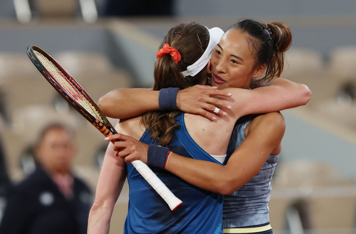 5月28日，郑钦文（右）和科尔内在比赛后拥抱。新华社记者 高静 摄