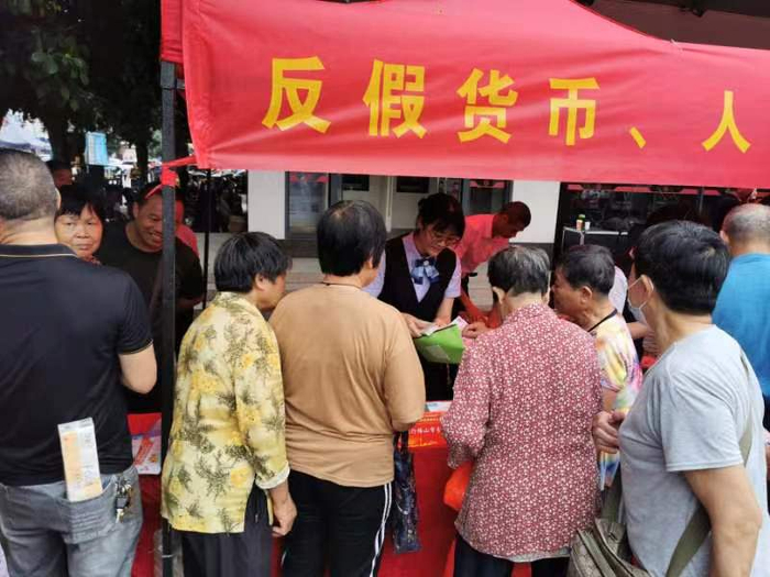 还变身"行走的金融顾问",主动在现场派发反假货币,整治拒收现金等宣传