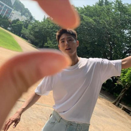 被秀智&朴宝剑的贴脸情侣照闪到爆!