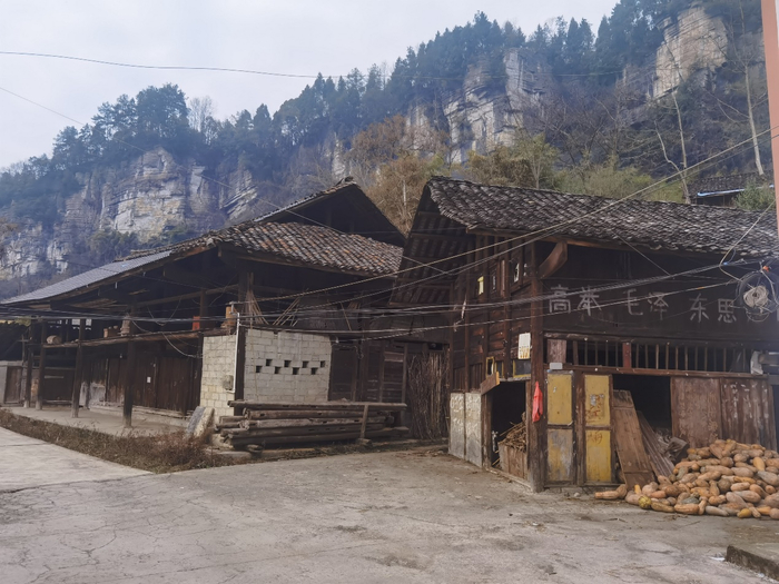 珍珠公社新址，该公社搬迁新址后，李再勇随其父搬迁至此居住，有标语的房屋为公社办公室。程维/摄影