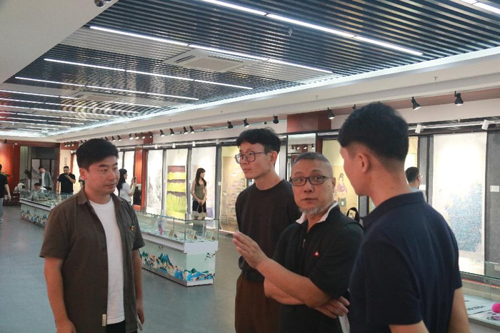 开幕式邀请了广州应用科技学院教务处处长林长青,广州应用科学院美术