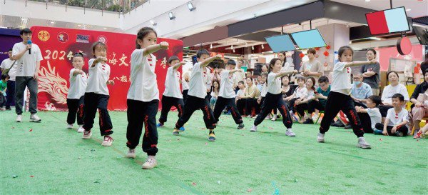 八极拳以雄健刚猛的风格和独特多变的技击特点在我国武术界独树一帜