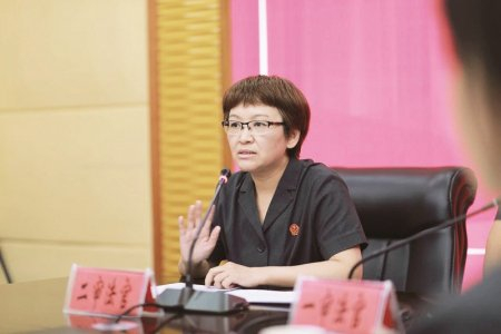 每有当事人握手言和 庭长笑容灿烂如孩童