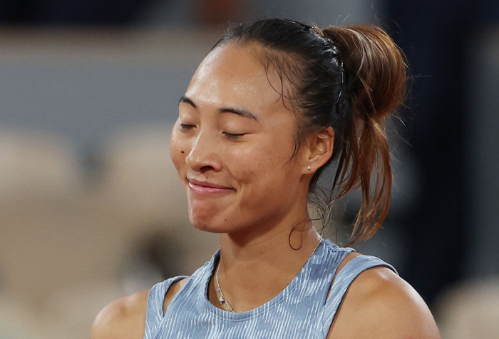 5月28日，郑钦文庆祝胜利。新华社记者 高静 摄