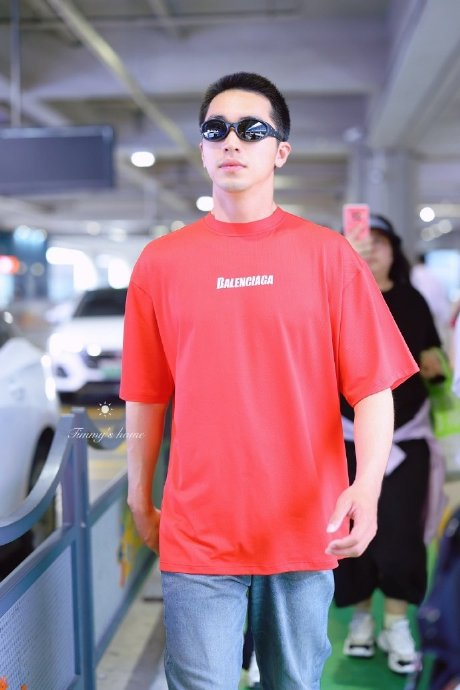 许魏洲的机场造型又来啦!