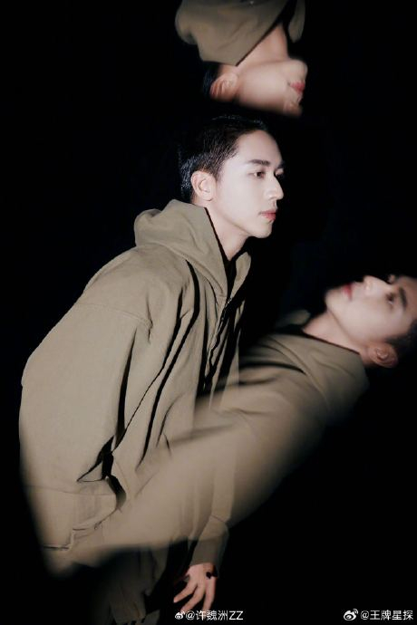 许魏洲今天真的绝了,喜欢这种末日风的造型,猫眼美甲的尝试也很大胆