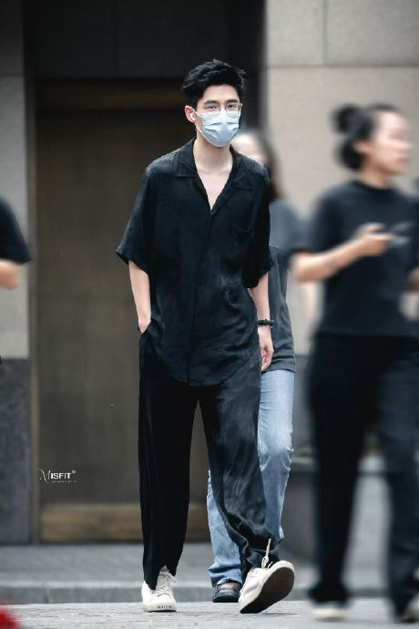 谁懂@刘昊然turbo 今天露出额头的杀伤力有多大!