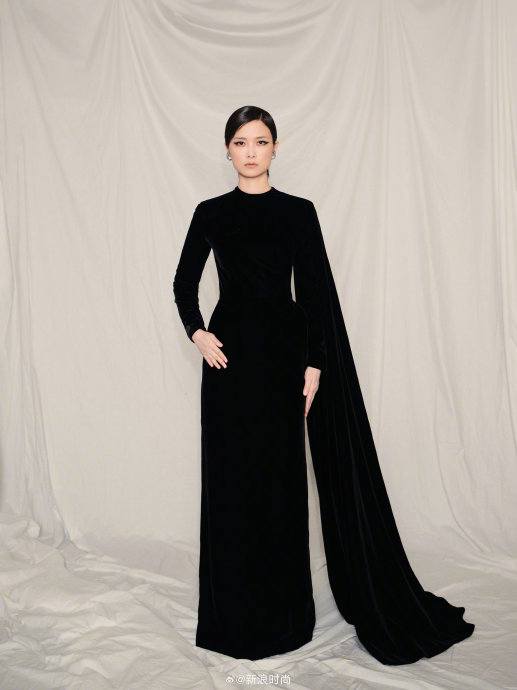 李宇春黑丝绒晚礼服