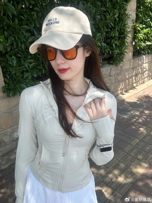 lpl主持人张小薇分享照片:运动一哈