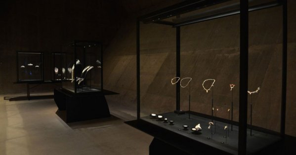 岛的部分街区和北部水域的3个珠贝海床被列入世界文化遗产名录,绵延出