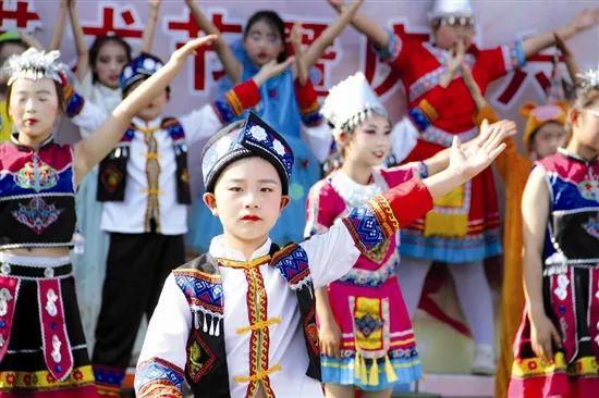 5月28日晚,灵宝市豫灵镇第一小学举办2024年校园艺术节,学生们表演的