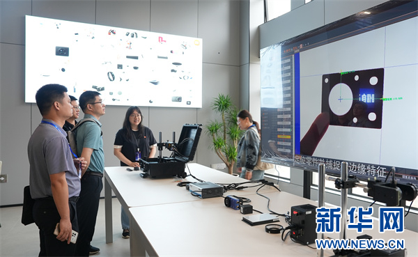 5月29日，与会嘉宾参观视觉机器展示。新华网 卢志佳 摄