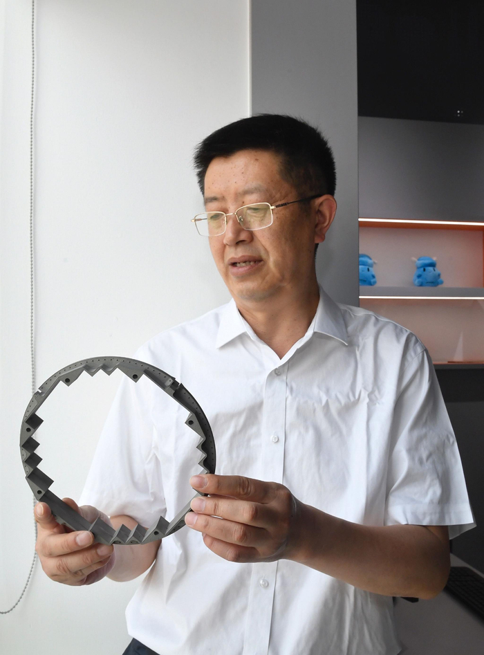 5月24日,在位于成都的中国核动力研究设计院内,钟元章在展示通过3d