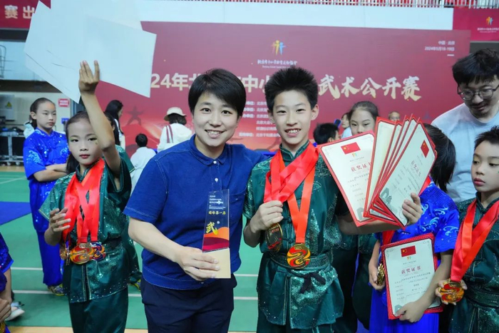 让生命多彩绽放 双榆树一小武术队成就冠军梦想!