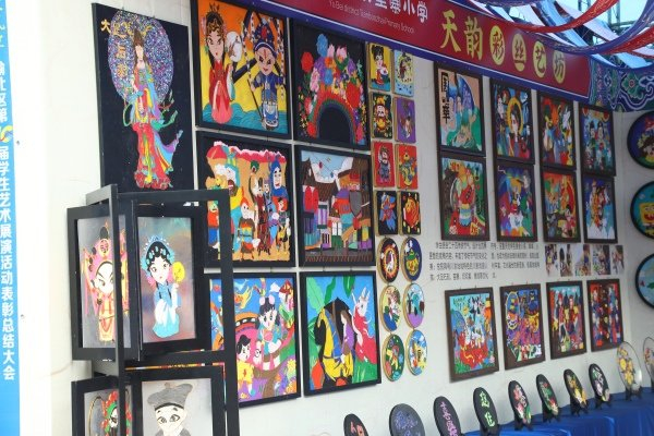 在学生艺术实践工作坊展区,渝北区天堡寨小学校的"天韵彩丝艺坊"全面
