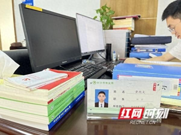 长沙市林业局:"岗位公示牌"摆上办公桌   亮出廉洁"新名片"