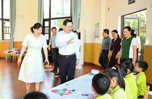 当天上午,严允首先到袁州区袁山学校走访慰问,参观学校德育展板和校园