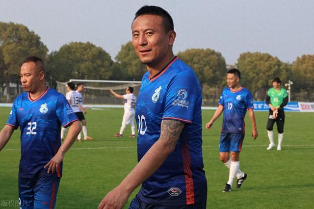 前国脚透露国内职业球员收入,踢中乙月薪只有5000,不如去送外卖