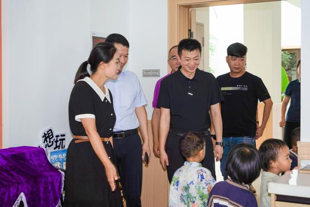 青之蓝教育集团董事徐建辉,龙翔幼儿园园长李晓燕等陪同走访.