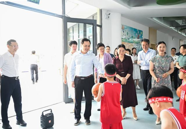 当天上午,严允首先到袁州区袁山学校走访慰问,参观学校德育展板和校园