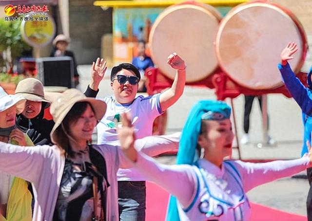 　　5月28日，在大巴扎景区的开街仪式上，游客们参与其中，和演员一起欢快起舞。乌鲁木齐晚报资料图片
