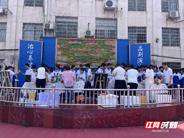 桃源漳江中学师生助力特殊教育学校爱心义卖活动