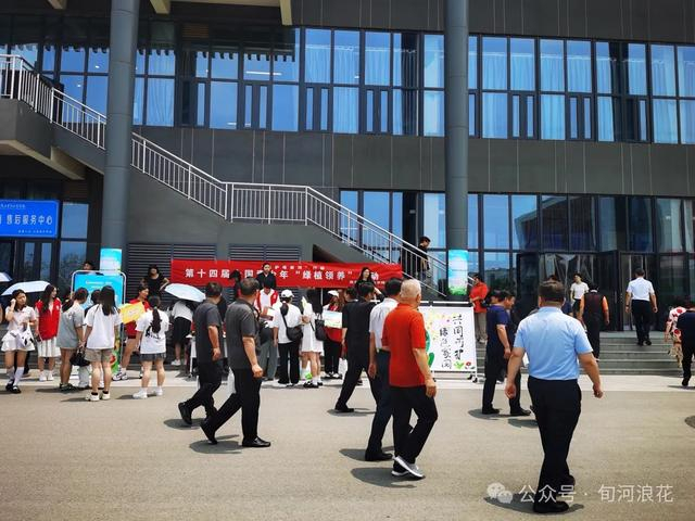 温锋科书记主持会议,马东红院长介绍学校发展情况,郝玉琦校长介绍校友