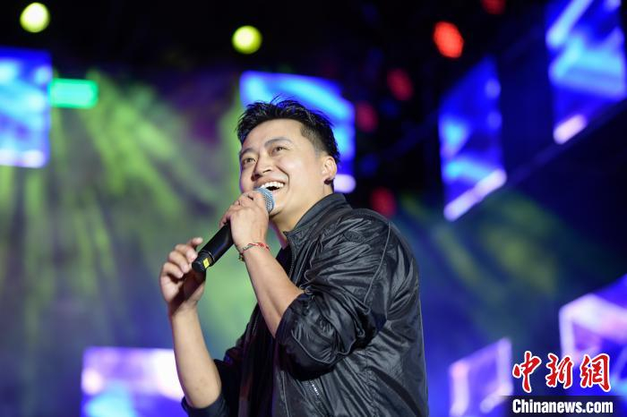 图为歌手罗布桑珠正在演唱歌曲《美丽星球》.