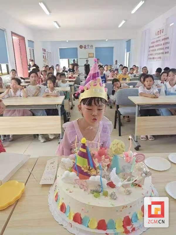 掌上明珠,赶小猪,海狮顶球,木头人,丢手绢等趣味活动让孩子们热情高涨