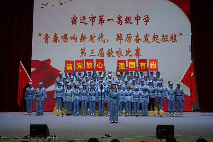 比赛在高二(12)班演唱的《造亿万吨光芒》中拉开序幕.