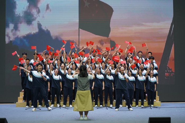 比赛在高二(12)班演唱的《造亿万吨光芒》中拉开序幕.