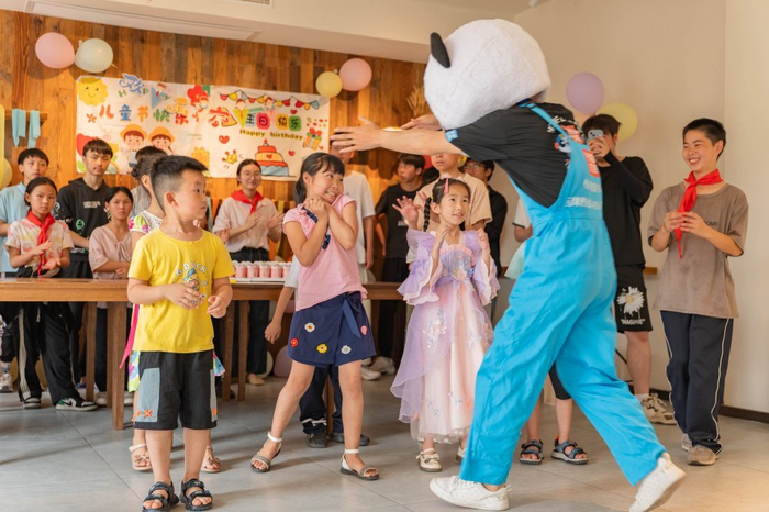 共青团简阳市委供图生日会现场,彩带随风飘扬,五彩斑斓的气球轻盈飘舞