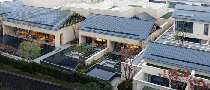 相对开阔的场地北端成为公共区域所在,客房则因地制宜,向南侧延展.