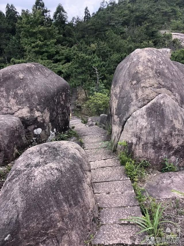 玉苍山属山岳型风景区,风景独特秀丽,自然景观很多,大部分景点分布在