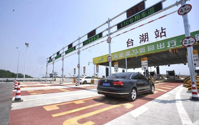 京哈高速新建台湖收费站出京方向出口通车