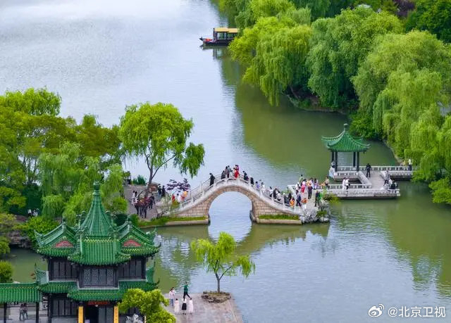 初夏时节,江苏扬州瘦西湖风景区内葱郁清凉,引得众多游客前来参观游玩