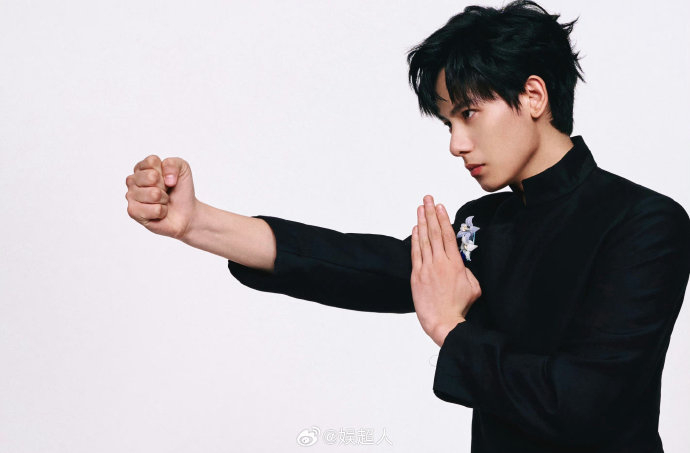 gq红毯上胡先煦穿着新中式礼服亮相